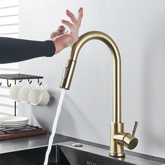 TORNEIRA DE COZINHA SMART SENSE™ COM BICA EXTRAÍVEL DE MOLA | DOURADO